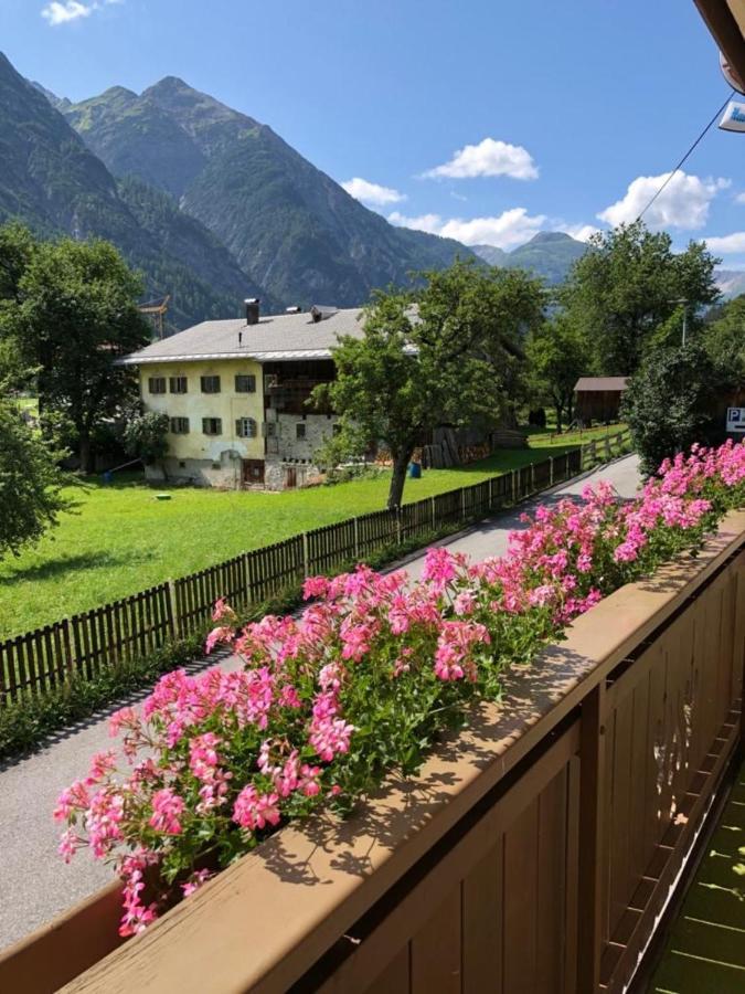 Pension & Ferienwohnungen Haus Edelweiss Holzgau Eksteriør bilde